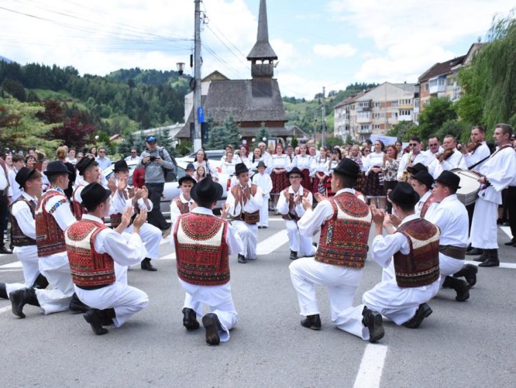 Ansamblul folcloric ”Cercănelul” din Borşa reprezintă Maramureşul la Festivalul internaţional “Dorna, plai de joc și cântec” de la Vatra Dornei