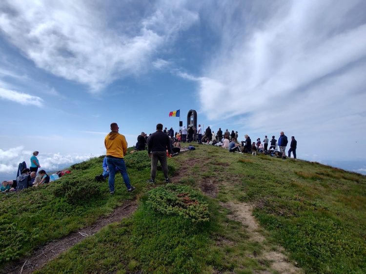 Slujbă de pomenire a eroilor neamului la Crucea Monument din Vârful Țibleșului – foto