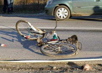 O fetiţă de 11 ani aflată pe bicicletă, accidentată la Remeţi. Copila a fost transportată la un spital din Cluj
