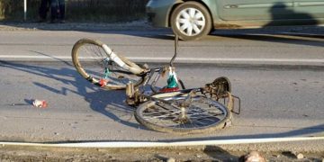 O fetiţă de 11 ani aflată pe bicicletă, accidentată la Remeţi. Copila a fost transportată la un spital din Cluj