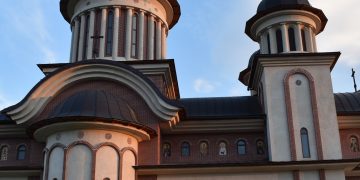 Sărbătoare la Biserica ortodoxă “Înălţarea Domnului” din Târgu Lăpuş. 20 de ani de la înfiinţare