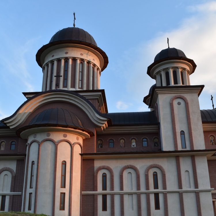 Sărbătoare la Biserica ortodoxă “Înălţarea Domnului” din Târgu Lăpuş. 20 de ani de la înfiinţare