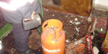 A explodat o butelie la Vişeu de Sus. O persoană de 70 de ani s-a ales cu arsuri la cap, casa distrusă