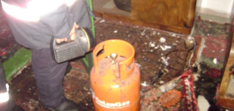 A explodat o butelie la Vişeu de Sus. O persoană de 70 de ani s-a ales cu arsuri la cap, casa distrusă