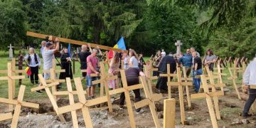Cimitirul Valea Uzului, din nou în centrul disputelor: 150 de cruci din lemn în memoria eroilor români