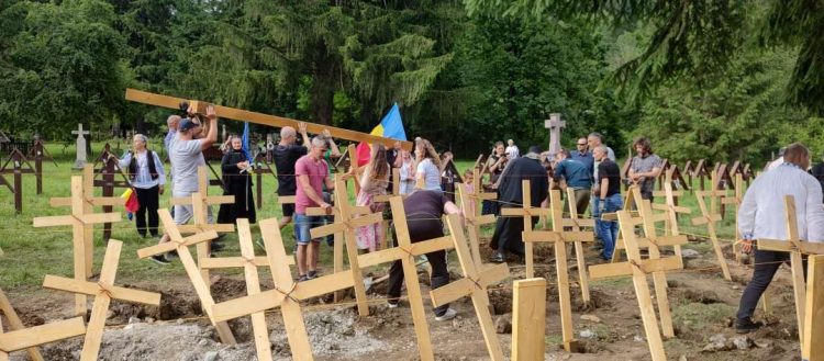 Cimitirul Valea Uzului, din nou în centrul disputelor: 150 de cruci din lemn în memoria eroilor români