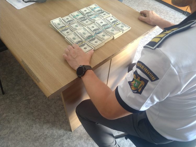 Femeie cu dublă cetățenie româno-ucraineană, depistată cu 100.000 de dolari la PTF Siret