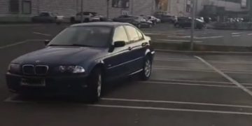 VIDEO. Când neuronii sunt puțini, roțile încep să scârțiie: Drifturi și mare opulență în parcarea unui complex comercial din Baia Mare