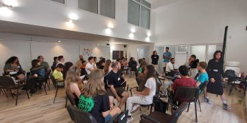 Voluntari de la companii globale de tehnologie instruiesc tineri vulnerabili din Baia Mare