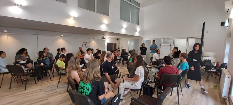 Voluntari de la companii globale de tehnologie instruiesc tineri vulnerabili din Baia Mare