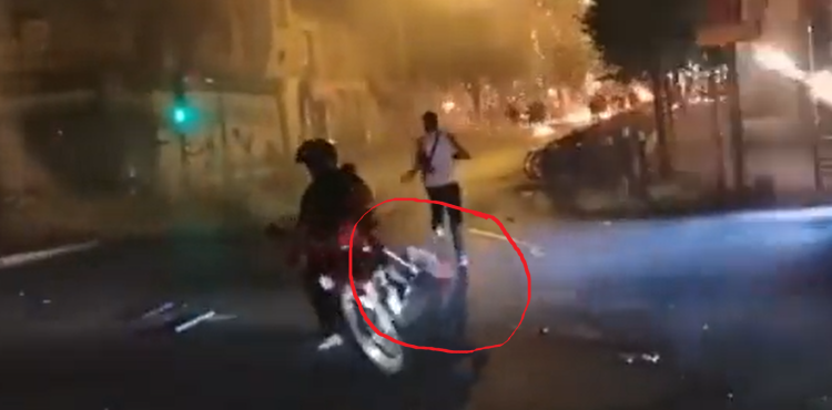 În Franța totul e posibil în aceste zile. Lucrurile au scăpat de sub control: Un individ cu motocicleta trage pe asfalt o drujbă pornită. VIDEO