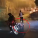 În Franța totul e posibil în aceste zile. Lucrurile au scăpat de sub control: Un individ cu motocicleta trage pe asfalt o drujbă pornită. VIDEO