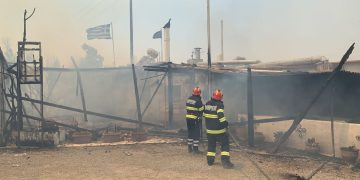 52 de pompieri români intervin în insula Rodos