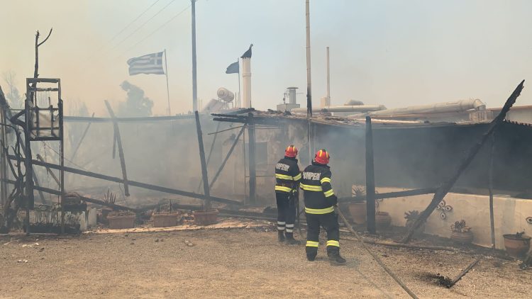 52 de pompieri români intervin în insula Rodos