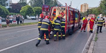 Tânărul care a suferit arsuri multiple în incendiul de pe bd. Decebal va fi transportat la Timişoara