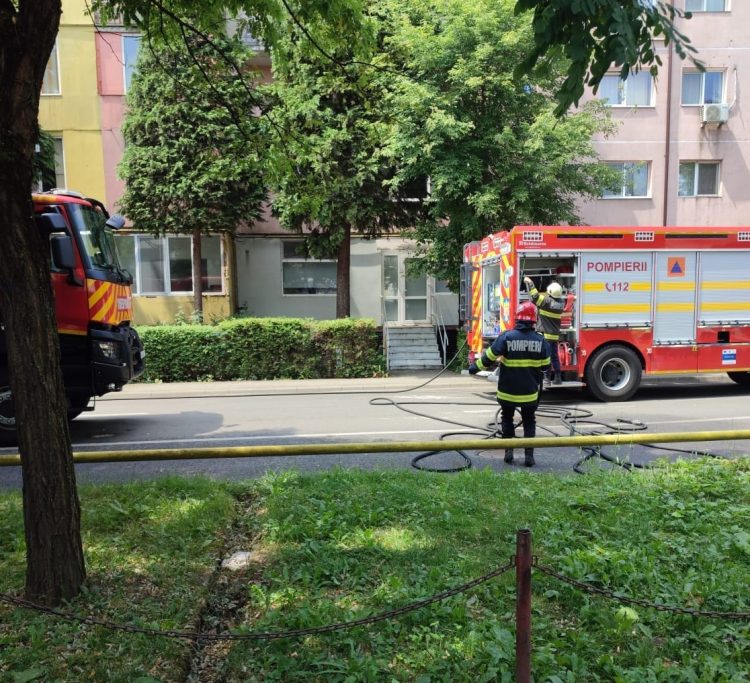 Incendiu la un apartament al unui bloc de pe str. V. Babeş din Baia Mare. 12 persoane au fost evacuate – foto