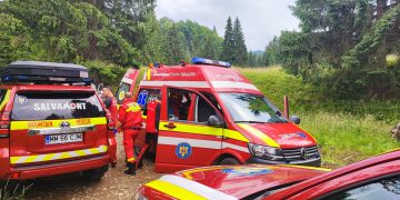 Accident cu auto 4×4 la Budeşti, într-o zonă greu accesibilă. Bărbat rănit, transportat la Spitalul de Urgenţă Baia Mare