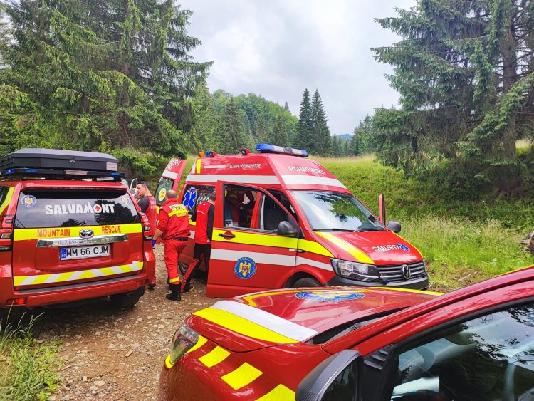 Accident cu auto 4×4 la Budeşti, într-o zonă greu accesibilă. Bărbat rănit, transportat la Spitalul de Urgenţă Baia Mare