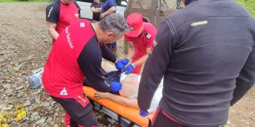 Accident cu auto 4×4 la Budeşti, într-o zonă greu accesibilă. Bărbat rănit, transportat la Spitalul de Urgenţă Baia Mare