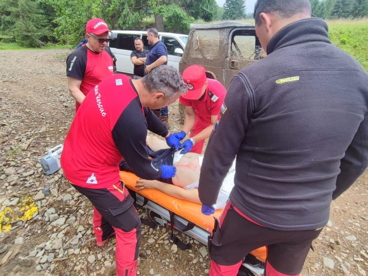 Accident cu auto 4×4 la Budeşti, într-o zonă greu accesibilă. Bărbat rănit, transportat la Spitalul de Urgenţă Baia Mare