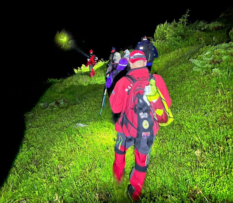 Turişti rătăciţi noaptea în zona Piatra Albă. Au fost găsiţi şi coborâţi de salvamontiştii borşeni