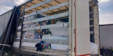 Tir cu 34 de tone de articole second-hand care trebuiau să ajungă la o firmă din Maramureș, oprit la vamă