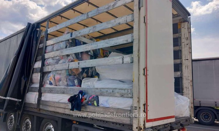 Tir cu 34 de tone de articole second-hand care trebuiau să ajungă la o firmă din Maramureș, oprit la vamă