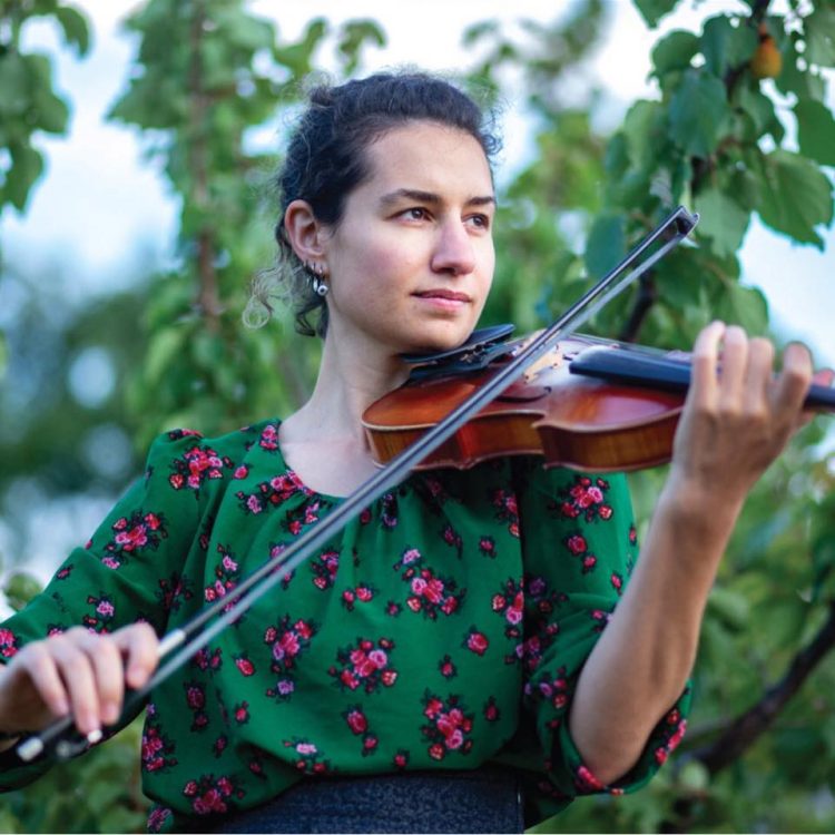 INTERVIU cu Zoe Aqua, interpreta de muzica klezemer care va concerta in Baia Mare în 23 iulie 2023