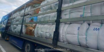 Încă două TIR-uri încărcate cu 28 tone deșeuri, oprite la intrarea în România
