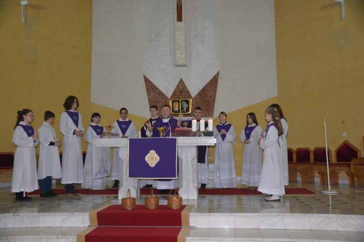 Sfinte liturghii oficiate la Parohia romano-catolică „Sfântul Iosif”, transmise la Maria Tv