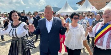 Mai ușor cu tancu’, mai greu cu dansu’! Doctorul Ciucă s-a cam încurcat în Hora de la Prislop!