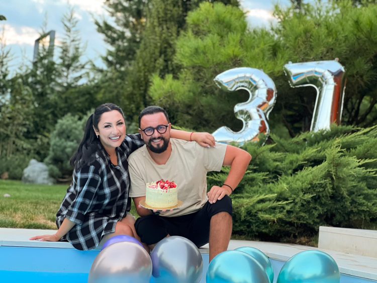 Andra a împlinit 37 de ani de viață și 15 ani de căsătorie