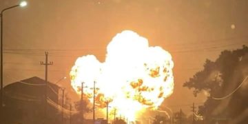 Noi date despre incendiul de la Crevedia. Un om a murit și 26 de pompieri care interveneau la stingerea focului au fost răniți