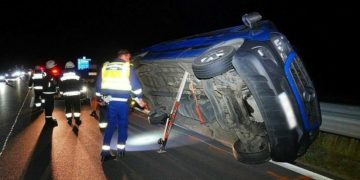 Un microbuz cu numere de România s-a răsturnat pe o autostradă din Ungaria. O persoană a murit pe loc