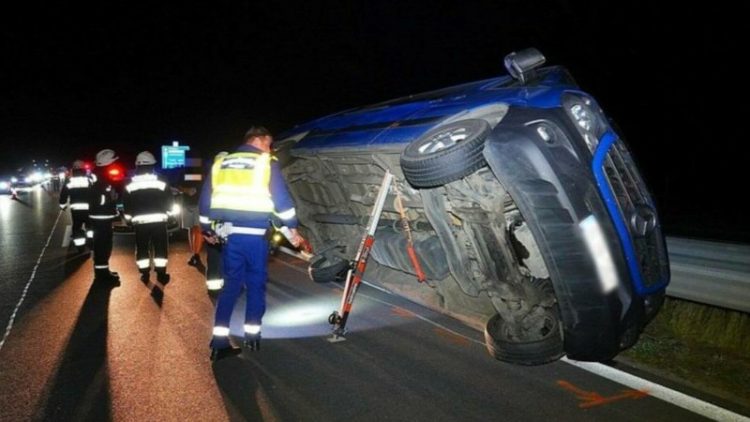 Un microbuz cu numere de România s-a răsturnat pe o autostradă din Ungaria. O persoană a murit pe loc