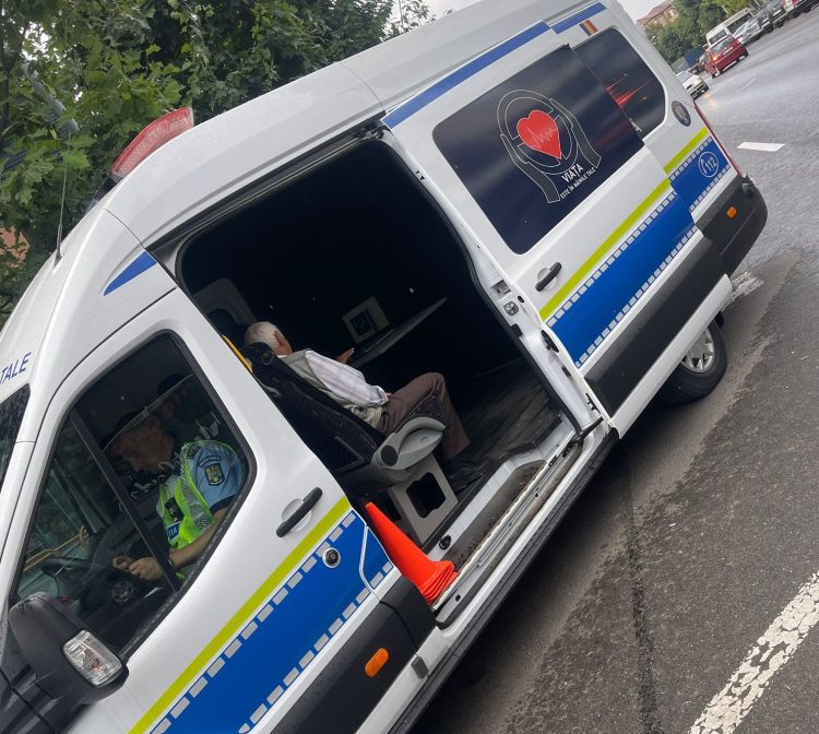 Polițiștii rutieri, în acţiune pe străzile din Baia Mare pentru combaterea abaterilor săvârșite de pietoni. Nouă persoane care au traversat neregulamentar au fost sancţionate