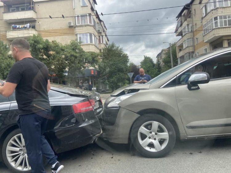 Carambol pe bd. Traian din Baia Mare. Mai multe autoturisme avariate – video