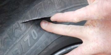 Pneurile mai multor autoturisme parcate pe un bulevard din Sighet au fost distruse. Poliţiştii au întocmit dosar penal