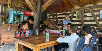 Polițiștii Biroului Siguranța Școlară, aproape de elevi, la Centrul de Echitație de la Curtuiușu Mare