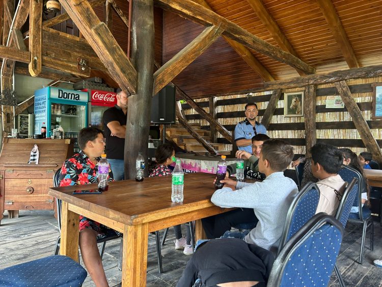 Polițiștii Biroului Siguranța Școlară, aproape de elevi, la Centrul de Echitație de la Curtuiușu Mare