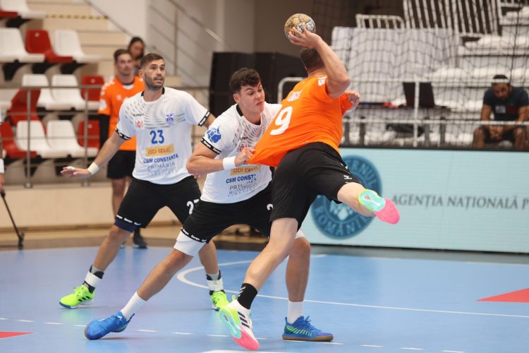 Semifinala Final 4 a Supercupei României de handbal masculin: Două reprize total diferite și Minaur pierde dramatic