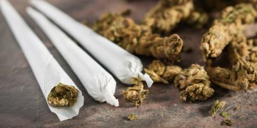 Îngrijorător! Unu din zece adolescenţi consumă droguri până la 16 ani