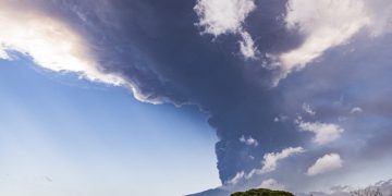 Atenționare MAE pentru românii care călătoresc în Italia, din cauza eruperii vulcanului Etna