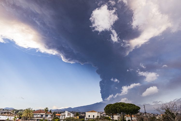 Atenționare MAE pentru românii care călătoresc în Italia, din cauza eruperii vulcanului Etna