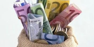 Omul zilei. Un taximetrist a înapoiat 40.000 de euro uitaţi în taxi de un bătrân