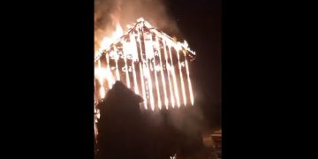 Noapte cu peripeții în Poienile de Sub Munte. S-a aprins a anexă. VIDEO