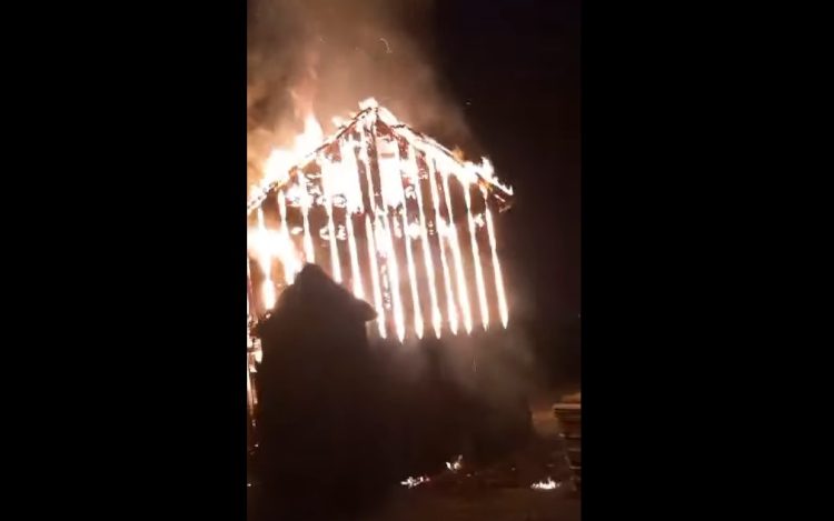 Noapte cu peripeții în Poienile de Sub Munte. S-a aprins a anexă. VIDEO