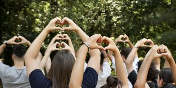 15 copii și tineri vulnerabili care excelează în artă, sport sau la învățătură au obţinut burse DAR