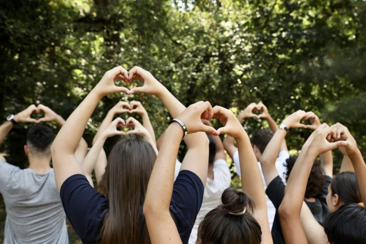 15 copii și tineri vulnerabili care excelează în artă, sport sau la învățătură au obţinut burse DAR