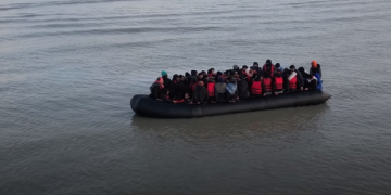 Naufragiu al unei ambarcaţiuni cu migranţi în Canalul Mânecii: cel puţin şase morţi, 55 de pasageri salvaţi